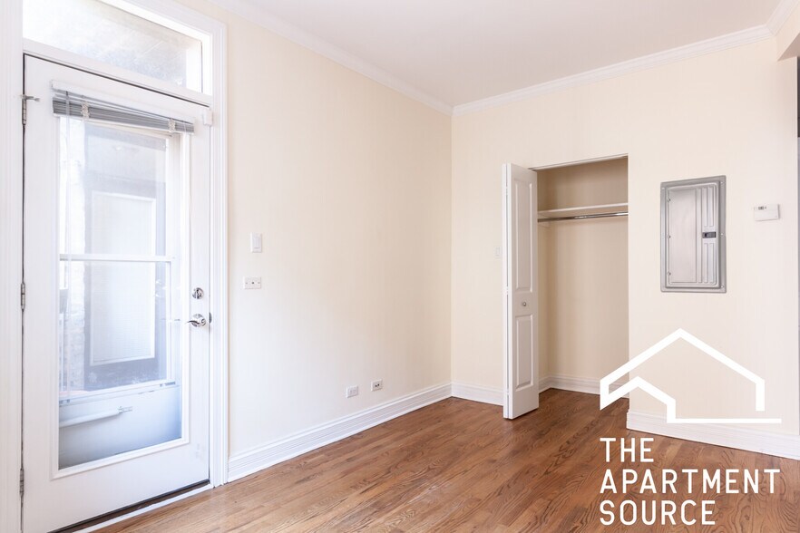 Building Photo - 626 W Roscoe St