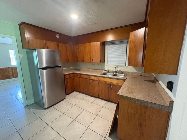 Building Photo - 3 Bed/1.5 Bath in Westland Plaza
