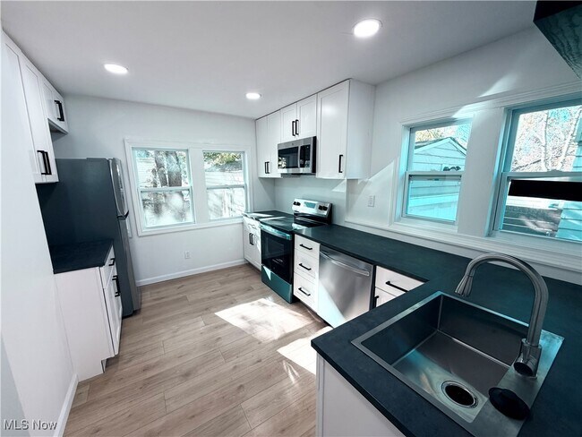 Building Photo - 10714 Greenlawn Ave