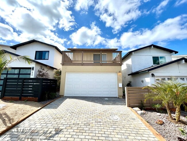 Building Photo - Stunning 3 Bed/3.5 Bath with Panoramic Views!