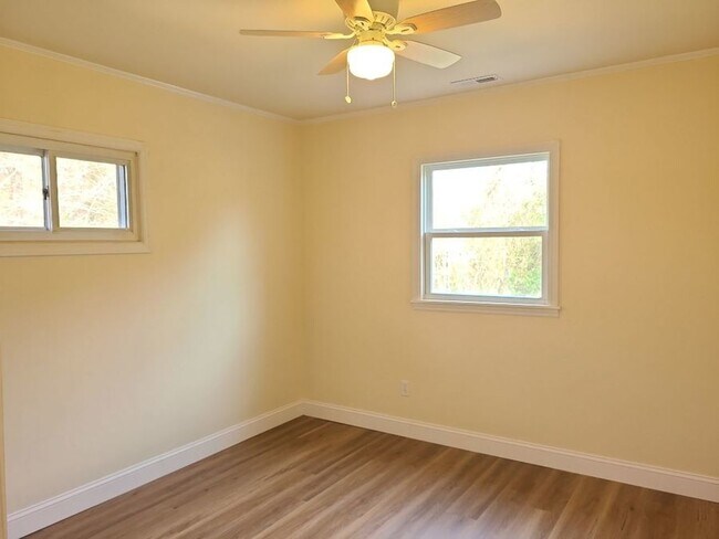 Building Photo - 3 bedroom 1 bath ranch home w/ large fence...
