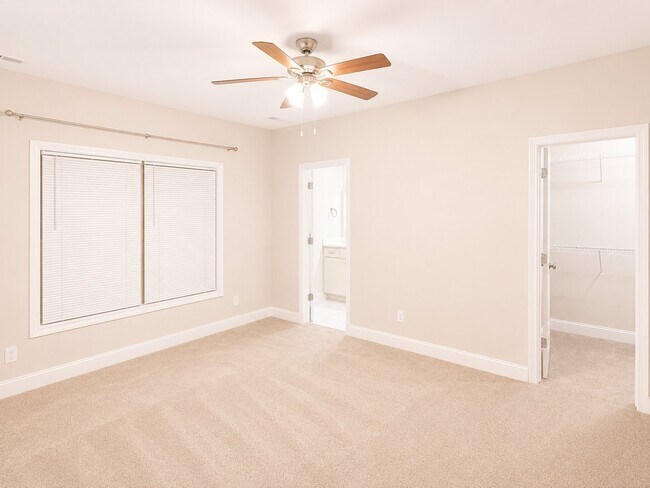 Building Photo - 547 Southern Cross Dr