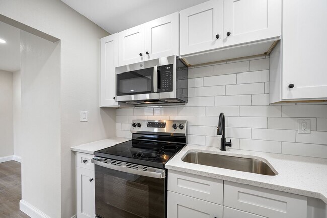 Building Photo - Davis Islands 1/1 Renovated Apartment - IN...
