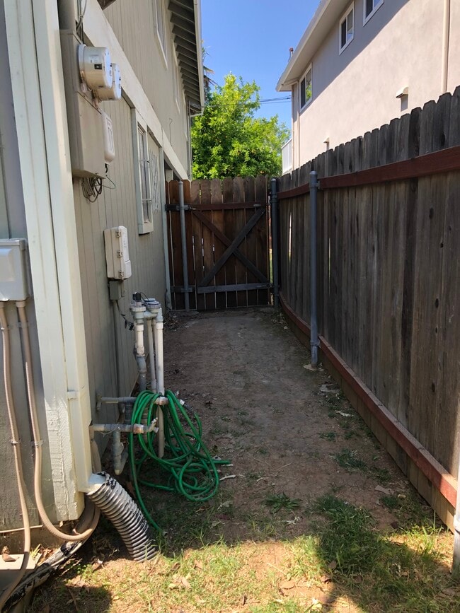 Building Photo - 2631-2631 V St