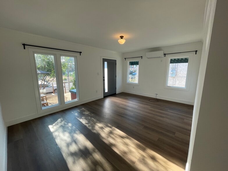 Building Photo - 1302 N Mariposa Ave
