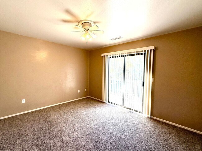 Building Photo - BEAUTIFUL 3 BEDROOM TOWNHOME!