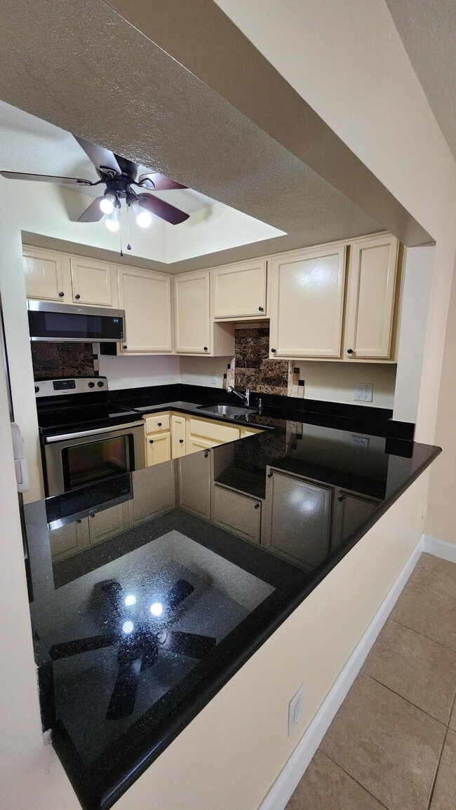 Building Photo - 105 S Riverside Dr