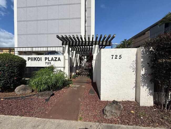 Building Photo - Conveniently Located One Bed/One Bath/One Parking at Piikoi Plaza