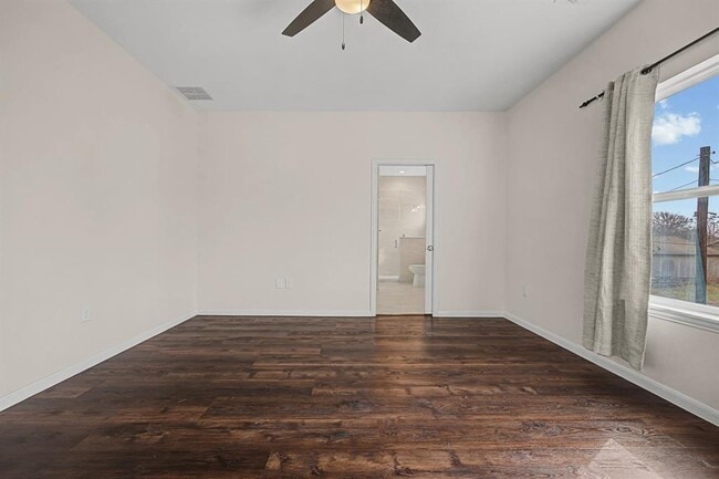 Building Photo - 803 4th St