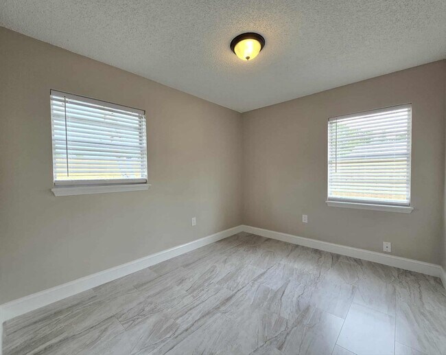 Building Photo - NEWLY RENOVATED 3 Bedroom 1.5 Bath now for...