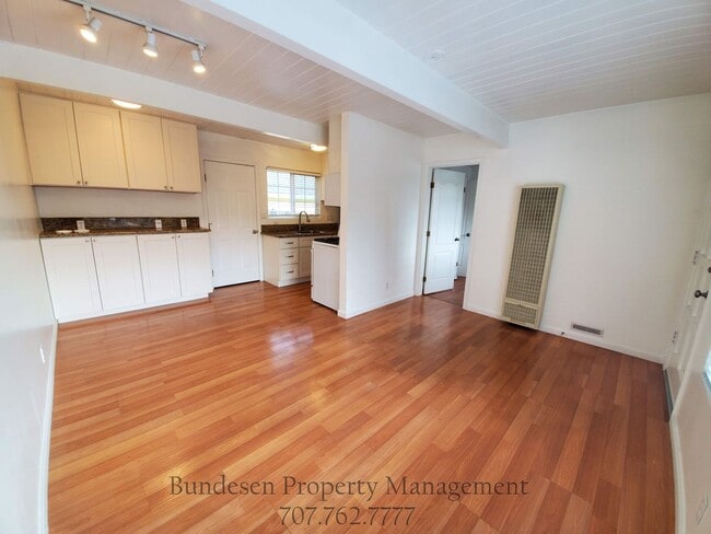 Building Photo - 104 Kent St