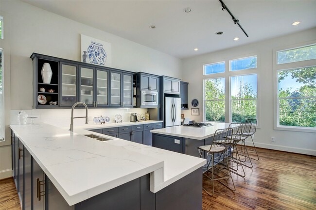 Building Photo - 513 E 11th St