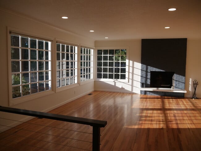Building Photo - 1525 Ivy Ct