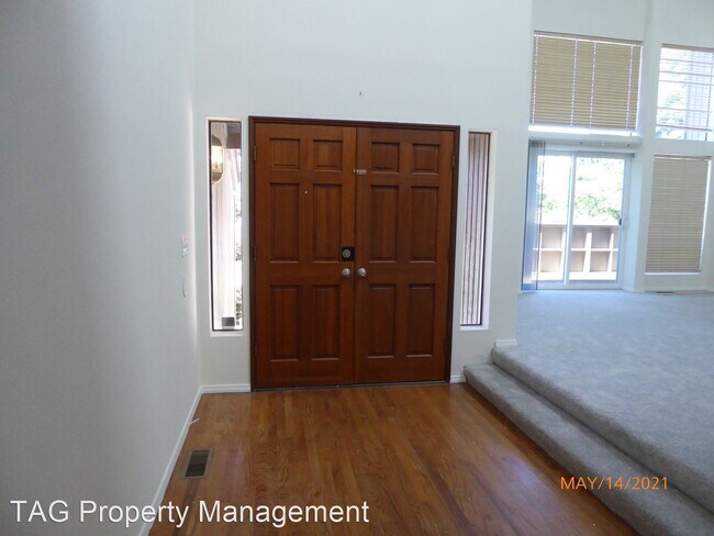 Building Photo - 4 br, 2.5 bath House - 5590 Highland Dr