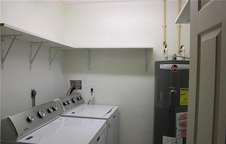 Building Photo - 203 SE 15th Pl