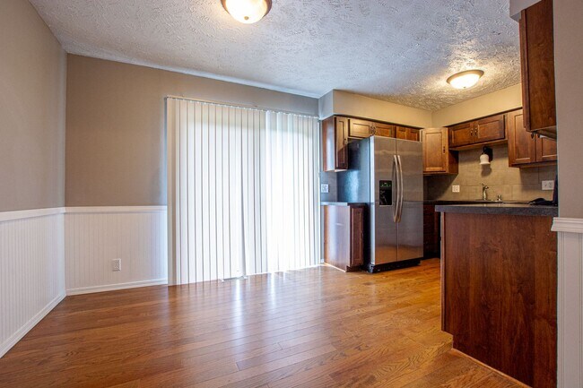 Building Photo - Split Entry 3 Bedroom / 1.5 Bath Home