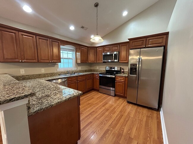 Building Photo - AVAILABLE NOW!! 4 Bedroom 2 Bathroom Home