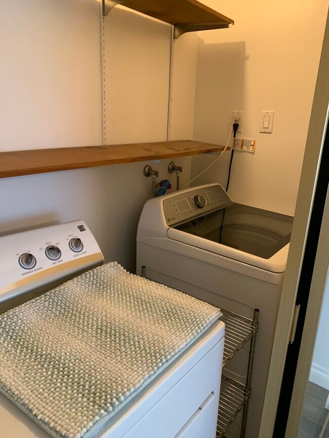 Building Photo - Charming 3+1 Canyon Country Cutie Nestled in the Hills!