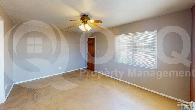 Building Photo - 906 E Halcyon Rd