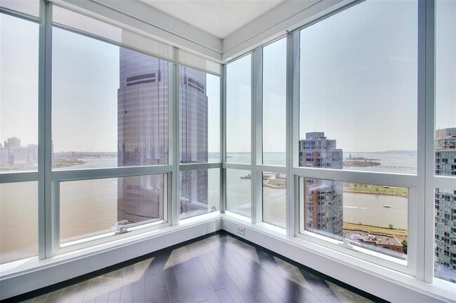 Building Photo - 77 Hudson St