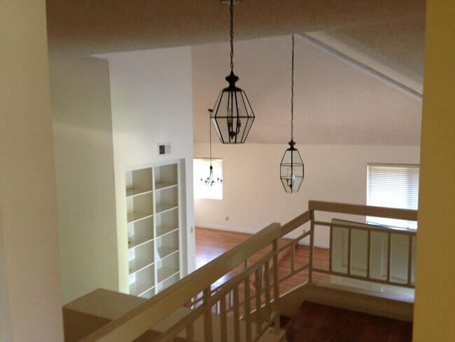 Building Photo - 4500 Villas Dr