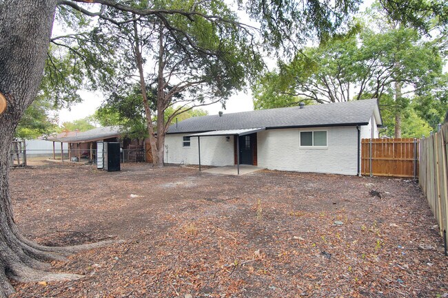 Building Photo - 2402 Ozark Dr