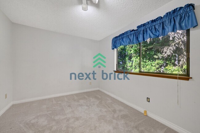 Building Photo - "Spacious 5-Bed Gem with 2.5 Baths in Prime Redmond Location!"