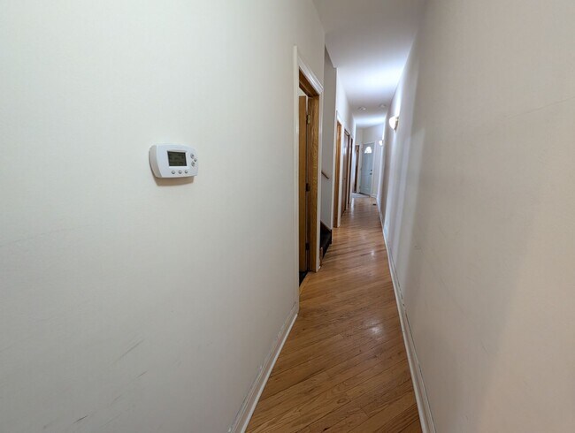 Building Photo - Rarely on the Market! Luxury 4-Bed/3-Bath Duplex in Lincoln Park