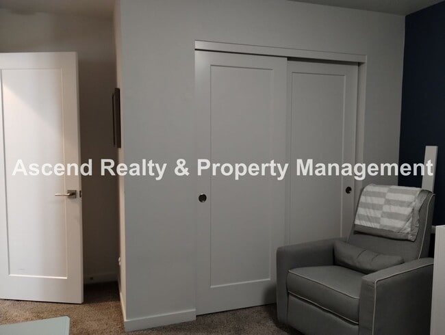 Building Photo - Like New 4 Bed Beauty Full Bed & Bath on M...