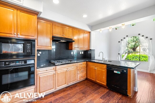 Building Photo - Stunning 3 Bedroom, 2.5 Bath in Sought-After Woodbury Community