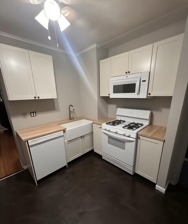 Building Photo - Charming 4-Bed Home with Gleaming Hardwood Floors & 2 Full Baths in Minneapolis!