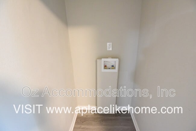 Building Photo - 1514 N Spring St
