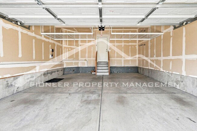 Building Photo - Gorgeous Home with Central AC and Washer/Dryer