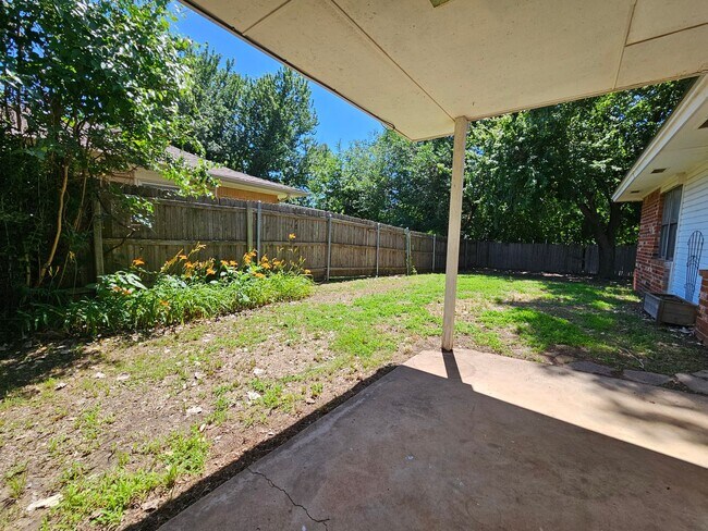 Building Photo - (3) Bed/(2) Bath in West Norman Available NOW! Sm Dog Negotiable.