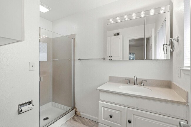 Building Photo - 2025 Sweetwater Dr