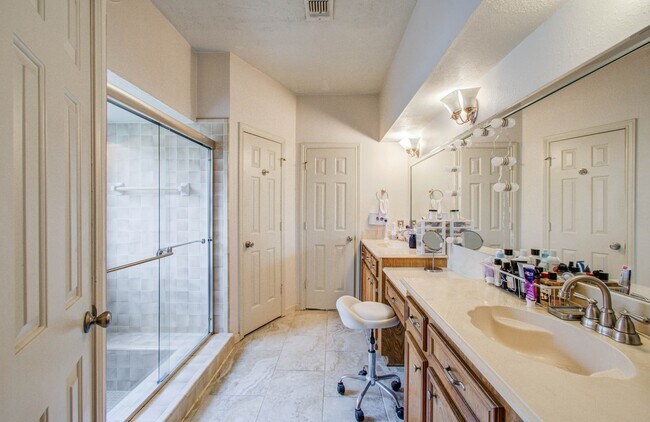 Building Photo - 18307 Forest Elms Dr
