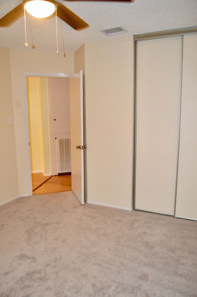 Building Photo - Beautiful and spacious 3 bed 2 bath.