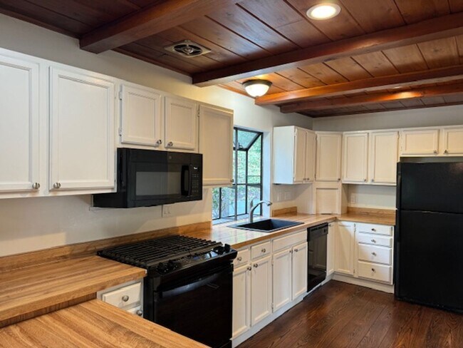 Building Photo - Wonderful 2 story home in Orinda