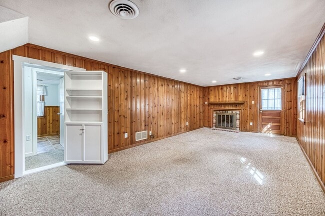 Building Photo - Spacious Chesterfield Home Move In Ready