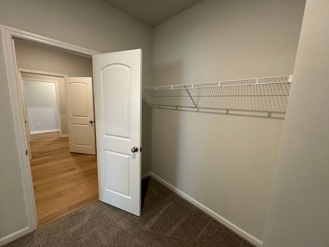 Building Photo - Spacious home with a fence, in PRIME location with a move in special