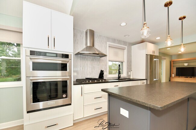 Building Photo - 635 E Prairie Ave