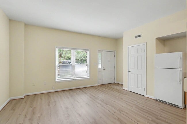 Building Photo - Spacious Studio condo