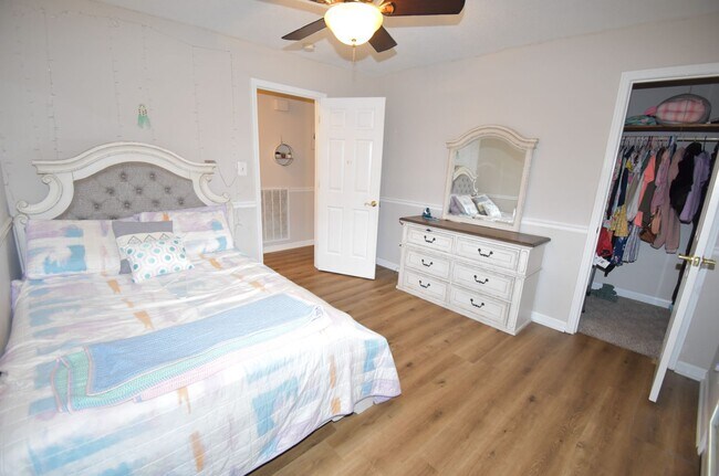 Building Photo - Large 3 Bedroom 3 Bath Home For Rent in Sa...