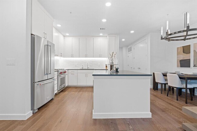 Building Photo - 900 S 1st St