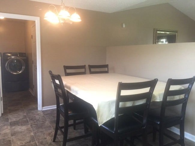 Building Photo - 928 Poppleton Dr
