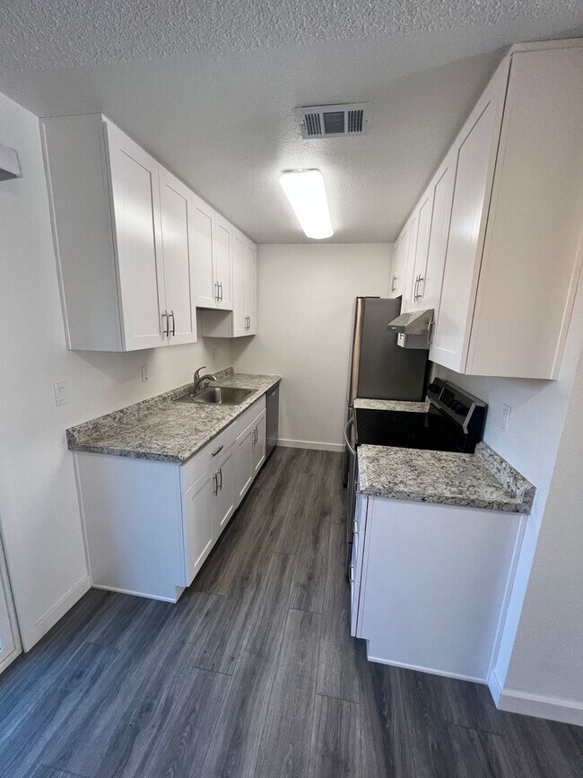 Building Photo - 141 Woodbury Cir