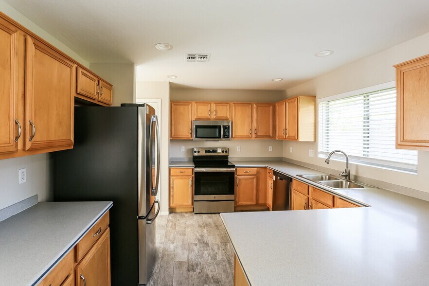 Building Photo - 5182 W Vista Ave
