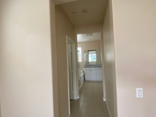 Building Photo - 4 Bedroom Town Home in Willow Heights Diam...