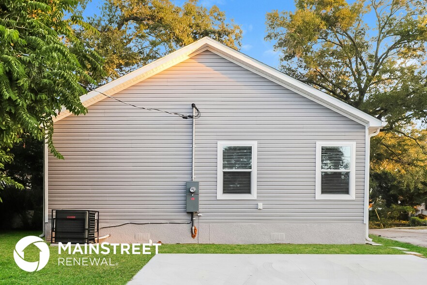 Building Photo - 920 15th Ave S