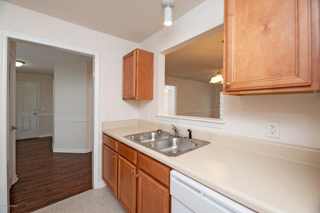 Building Photo - 2833 Holly Glen Dr
